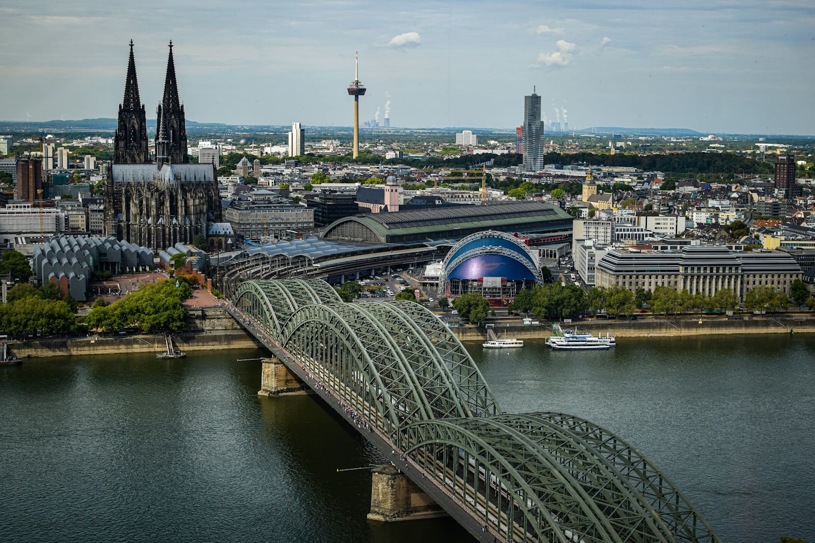 มุมมองทางอากาศของเมือง Cologne พร้อม Hohenzollern Bridge ข้ามแม่น้ำ Rhine, Cologne Cathedral และเส้นขอบฟ้าของเมืองในเวลากลางวัน