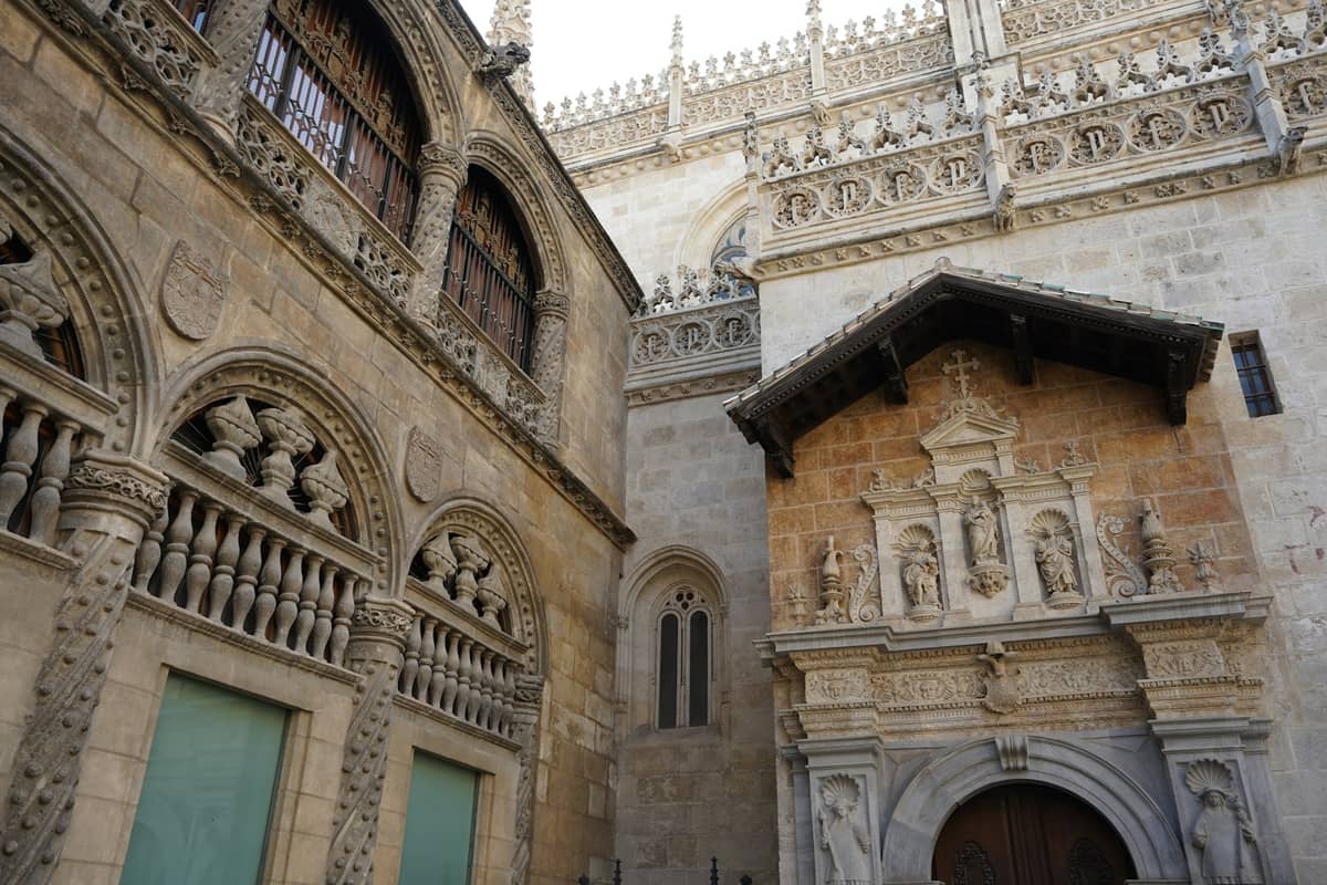รายละเอียดทางเข้าและด้านหน้าแบบกอธิกประดับประดาของ Capilla Real de Granada พร้อมรูปปั้นแกะสลักและงานหิน
