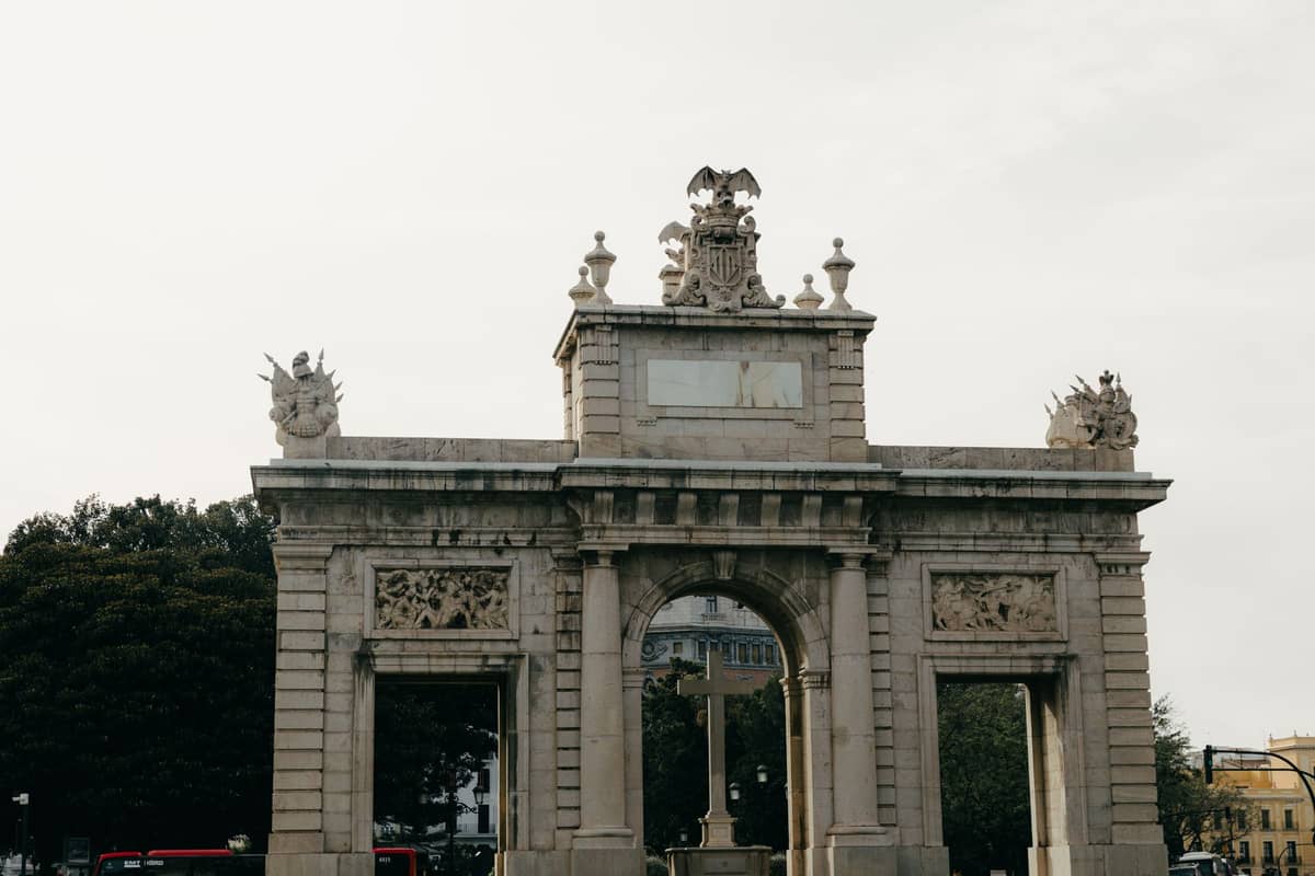 อนุสรณ์สถานประตูหินที่รู้จักในชื่อ Puerta de la Ciudadela ประตูเมืองเก่าของมอนเตวิเดโอ ตั้งอยู่ท่ามกลางท้องฟ้าที่มีเมฆปกคลุม