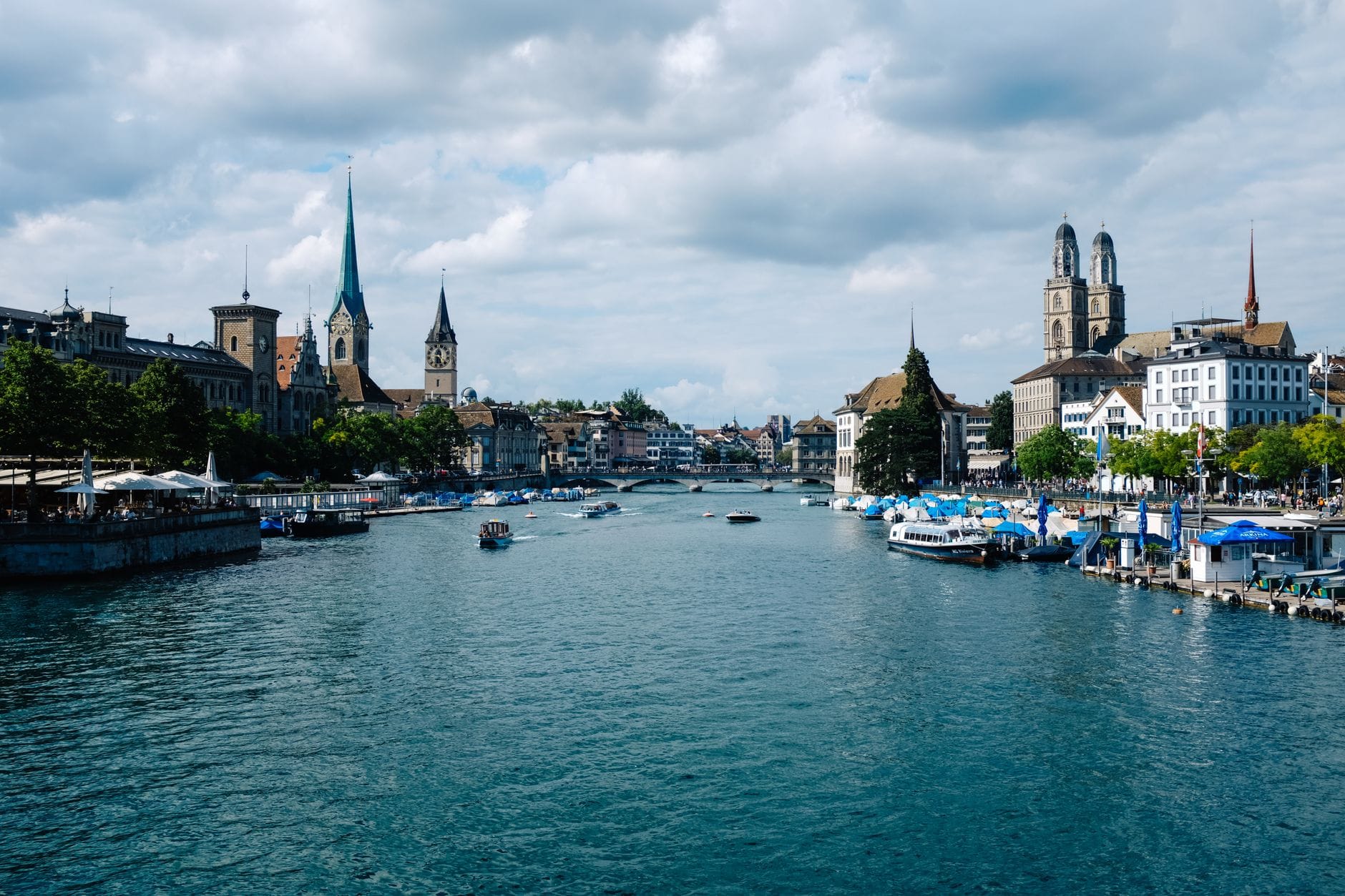 วิวกว้างของย่านเมืองเก่าซูริคริมแม่น้ำลิมมัต มีหอคอย Grossmünster, Fraumünster และโบสถ์ St. Peter อยู่ด้านหลัง