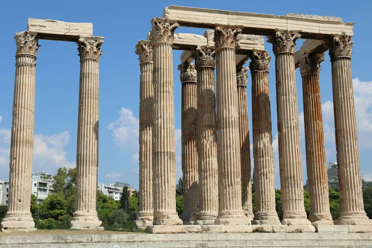 Nahaufnahme der massiven korinthischen Säulen des Tempels des Olympischen Zeus in Athen vor einem wolkenlosen Himmel.