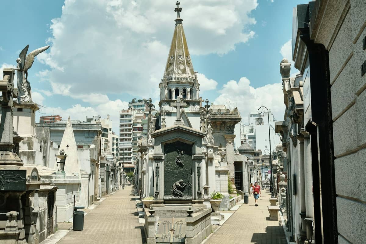 ภาพมุมกว้างของสุสานและสถานที่ฝังศพที่ประดับประดาอย่างวิจิตรในสุสานเรโกเลตา โดยมีอาคารในเมืองเป็นฉากหลังใต้ท้องฟ้าสีฟ้า