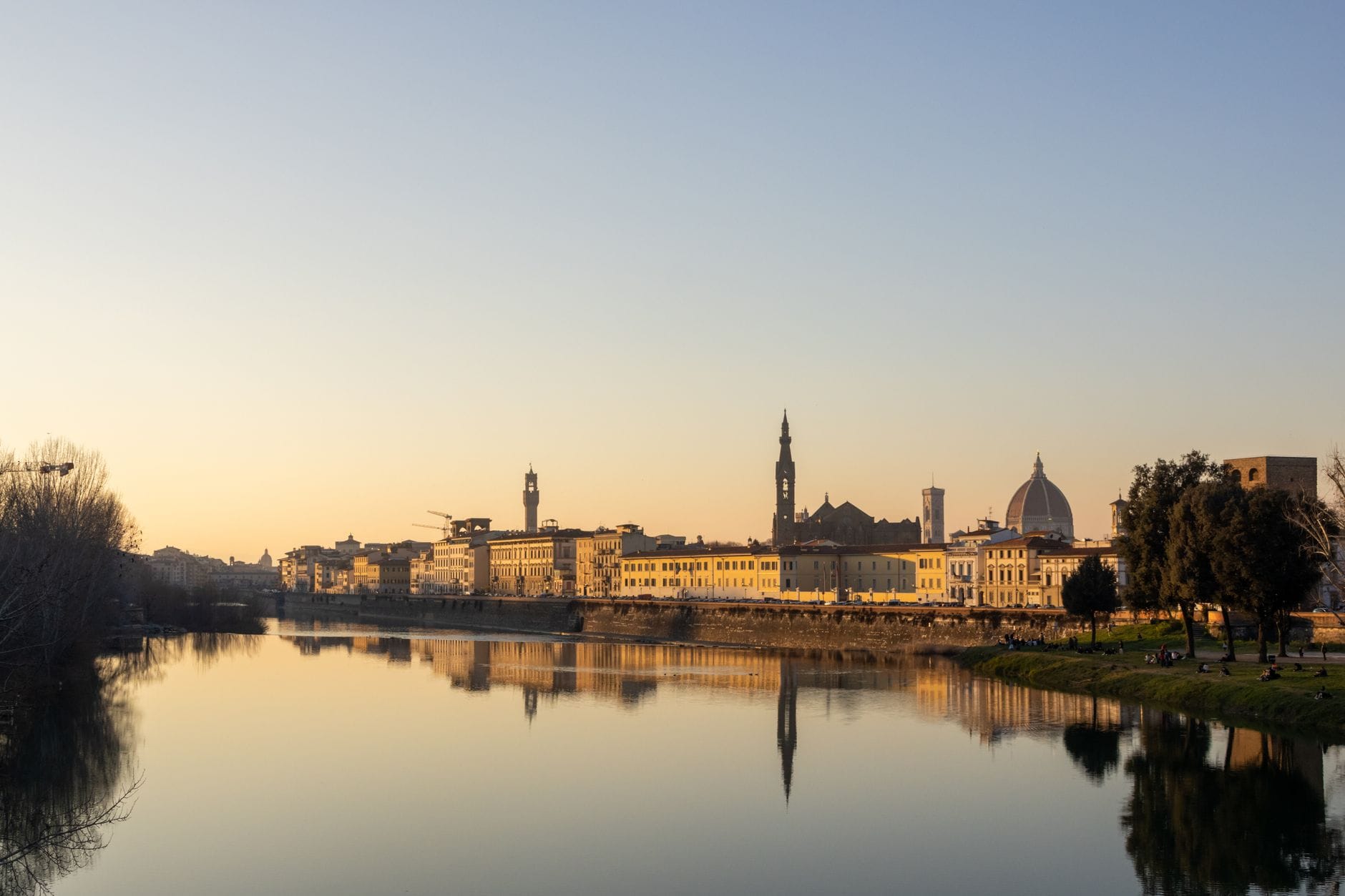 วิวพาโนรามาของเส้นขอบฟ้าเมืองฟลอเรนซ์ รวมถึง Duomo และหอคอยของเมืองในช่วง Golden Hour พร้อมภาพสะท้อนบนแม่น้ำ Arno