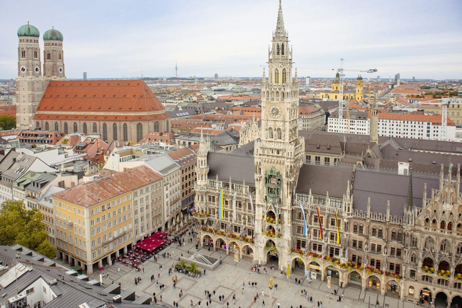 มุมสูงมองเห็น Marienplatz ในมิวนิกกับอาคาร Neues Rathaus โบสถ์ Frauenkirche และย่านเมืองเก่า รอบๆ ใต้ท้องฟ้าสดใส