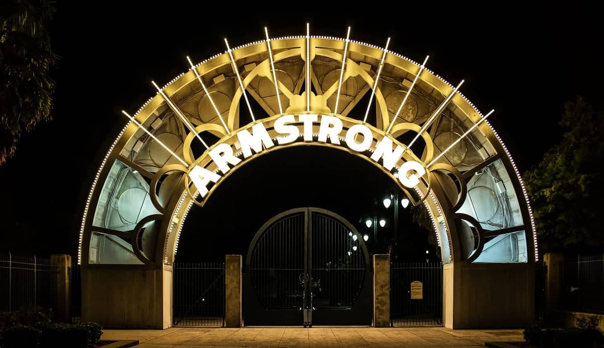 Vista notturna dell'arco d'ingresso illuminato dell'Armstrong Park, porta d'accesso alla storica Congo Square nel quartiere Tremé di New Orleans.