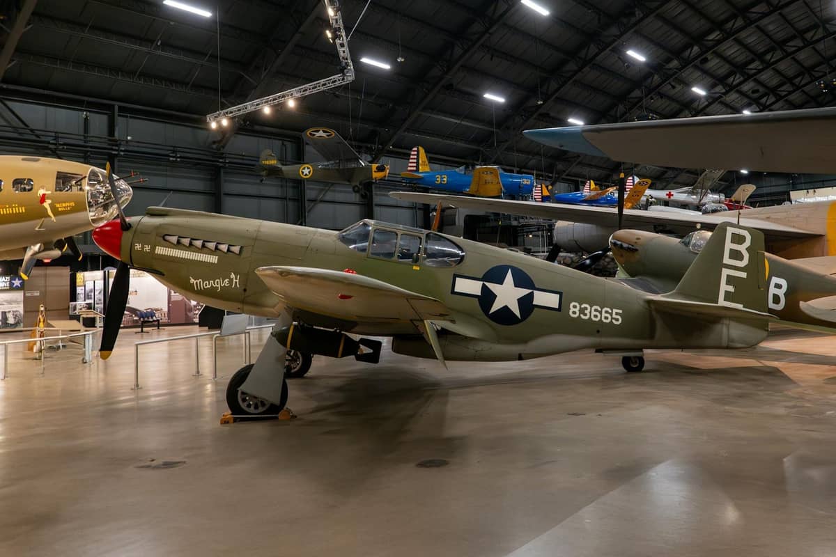 Aereo da combattimento restaurato della Seconda Guerra Mondiale esposto all'interno del National WWII Museum a New Orleans