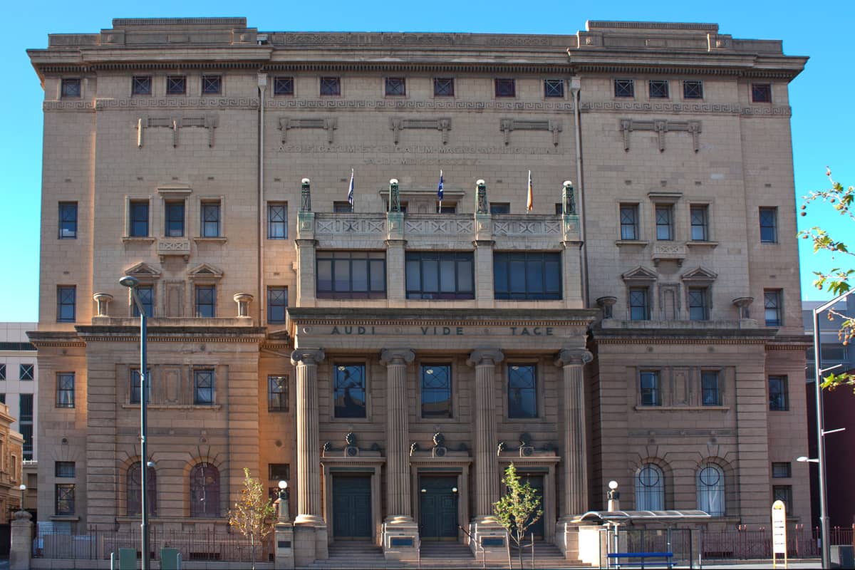 Frontfassade des South Australian Museum in Adelaide an einem sonnigen Tag, mit seinem neoklassizistischen Architekturstil und den Eingangskolonnen.