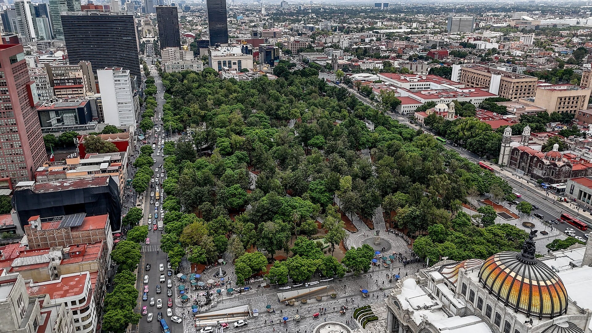 Vista aerea del parco Alameda Central circondato da strade urbane, edifici storici e il Palacio de Bellas Artes nel centro di Città del Messico.