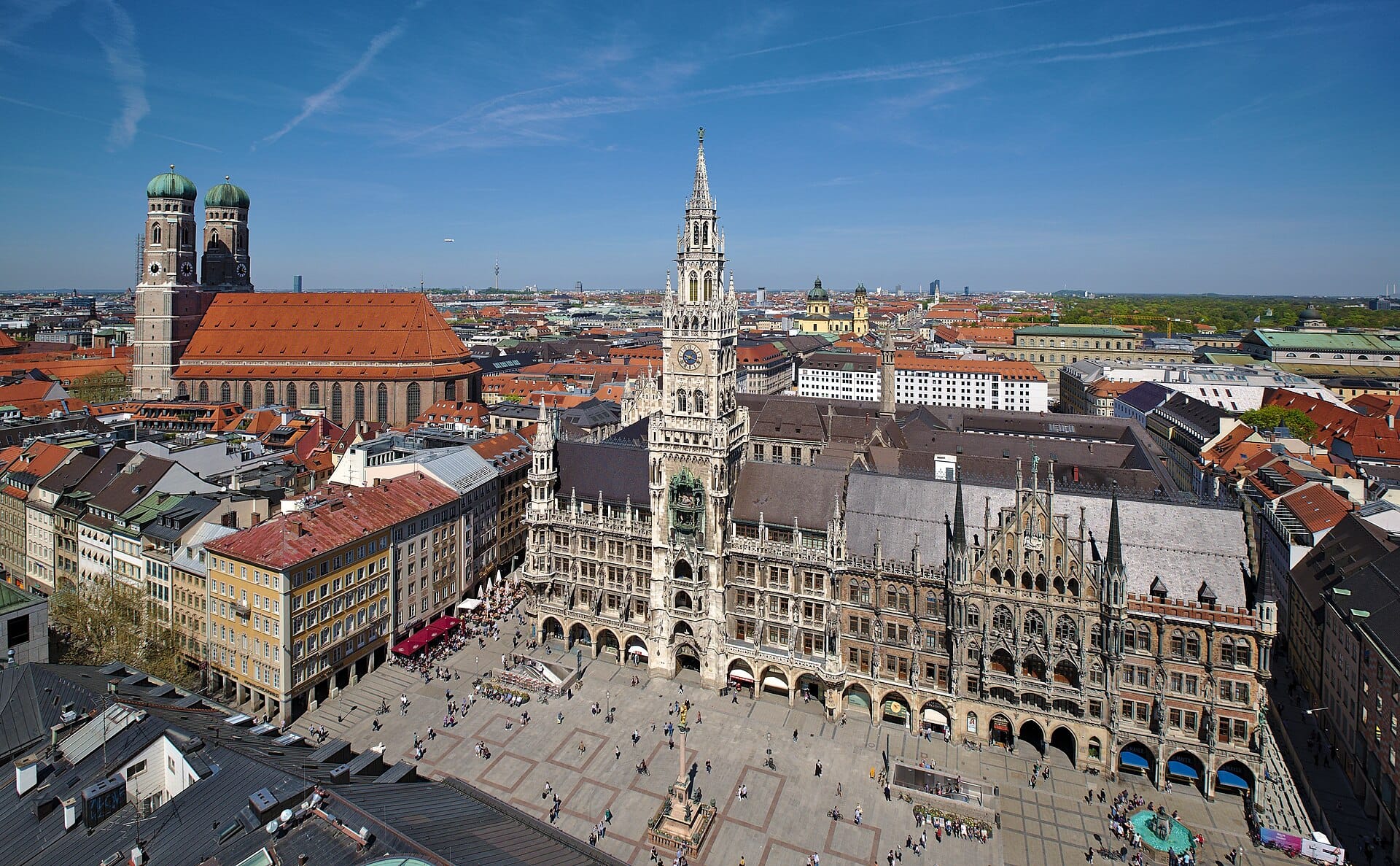 มุมสูงของเขตเมืองเก่ามิวนิก แสดง Marienplatz ศาลากลางหลังใหม่ Frauenkirche และอาคารเก่าแก่ใต้ท้องฟ้าสีฟ้าใส