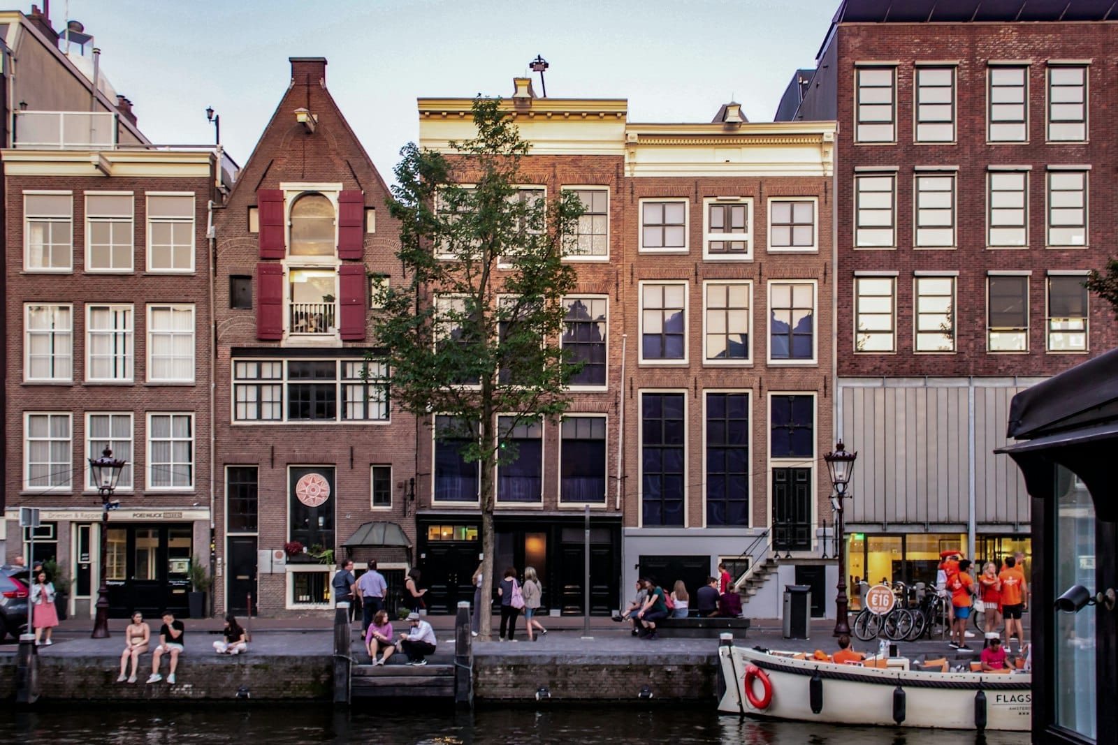 Nhìn từ phía trước các ngôi nhà ven kênh ở Amsterdam với người dân tụ tập bên cạnh Ngôi nhà Anne Frank, thể hiện một ngoại lệ quan trọng dành cho du khách.