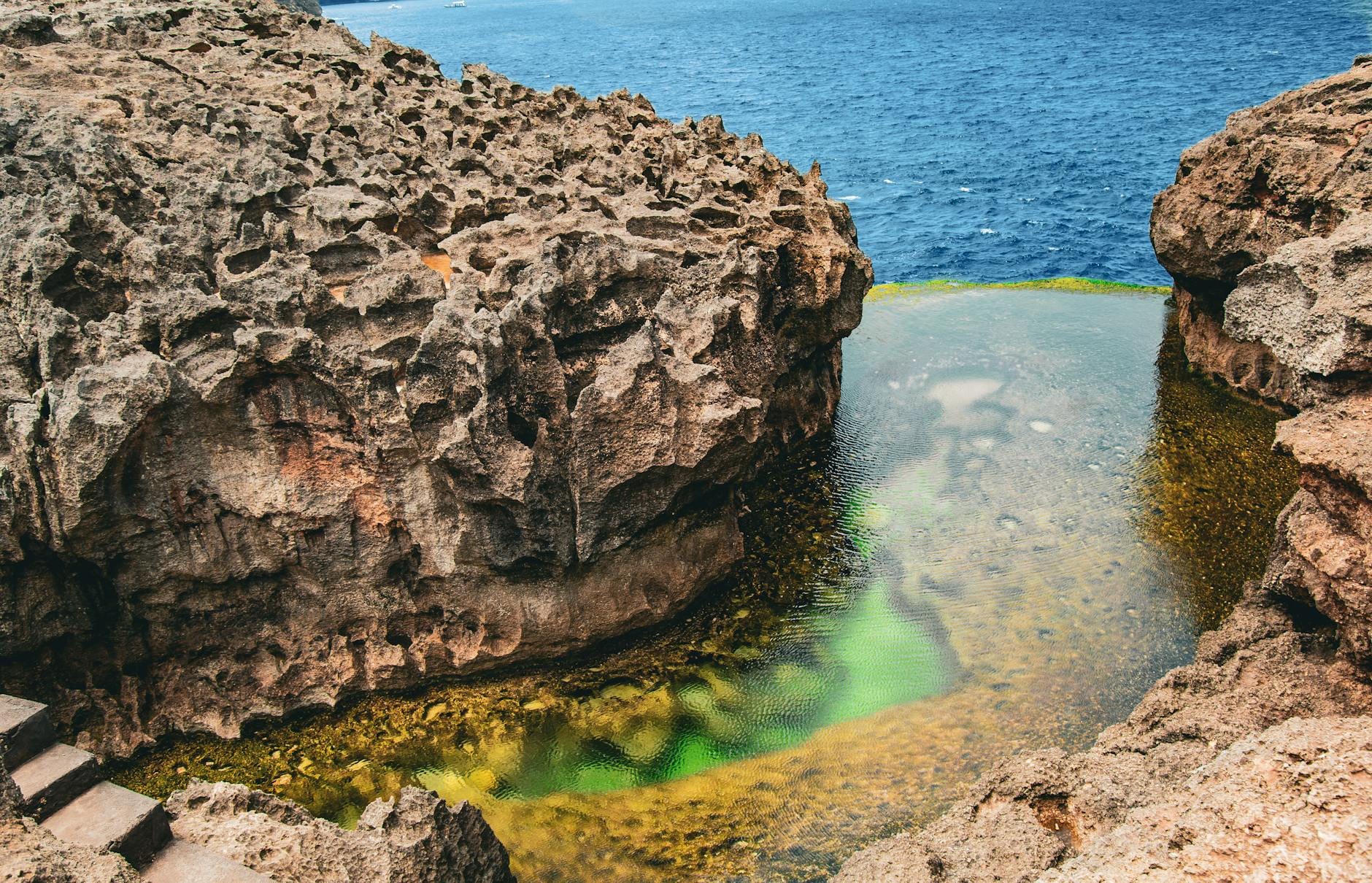 La cristallina vasca rocciosa naturale di Angel's Billabong a Nusa Penida