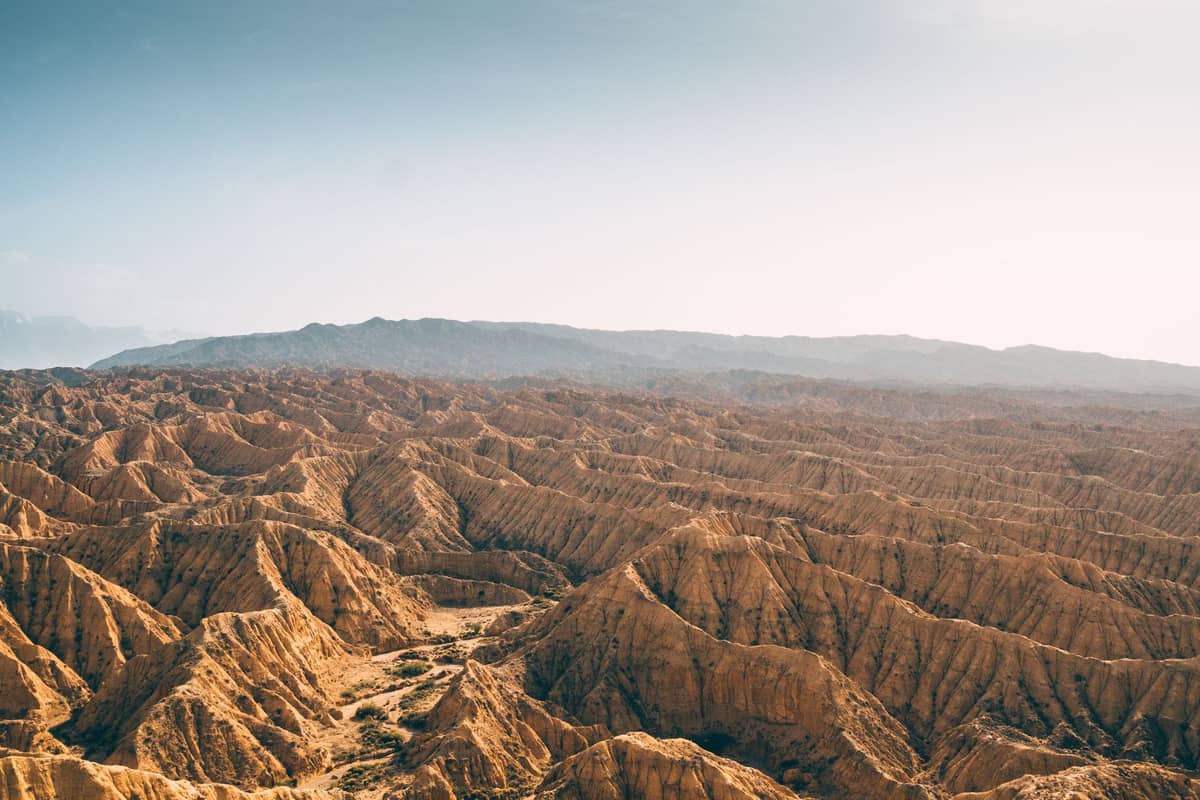 Eine weite Landschaft aus erodierten, zerklüfteten Badlands unter klarem Himmel im Anza-Borrego Desert State Park – ein eindrucksvolles Bild des dramatischen Wüstengeländes.