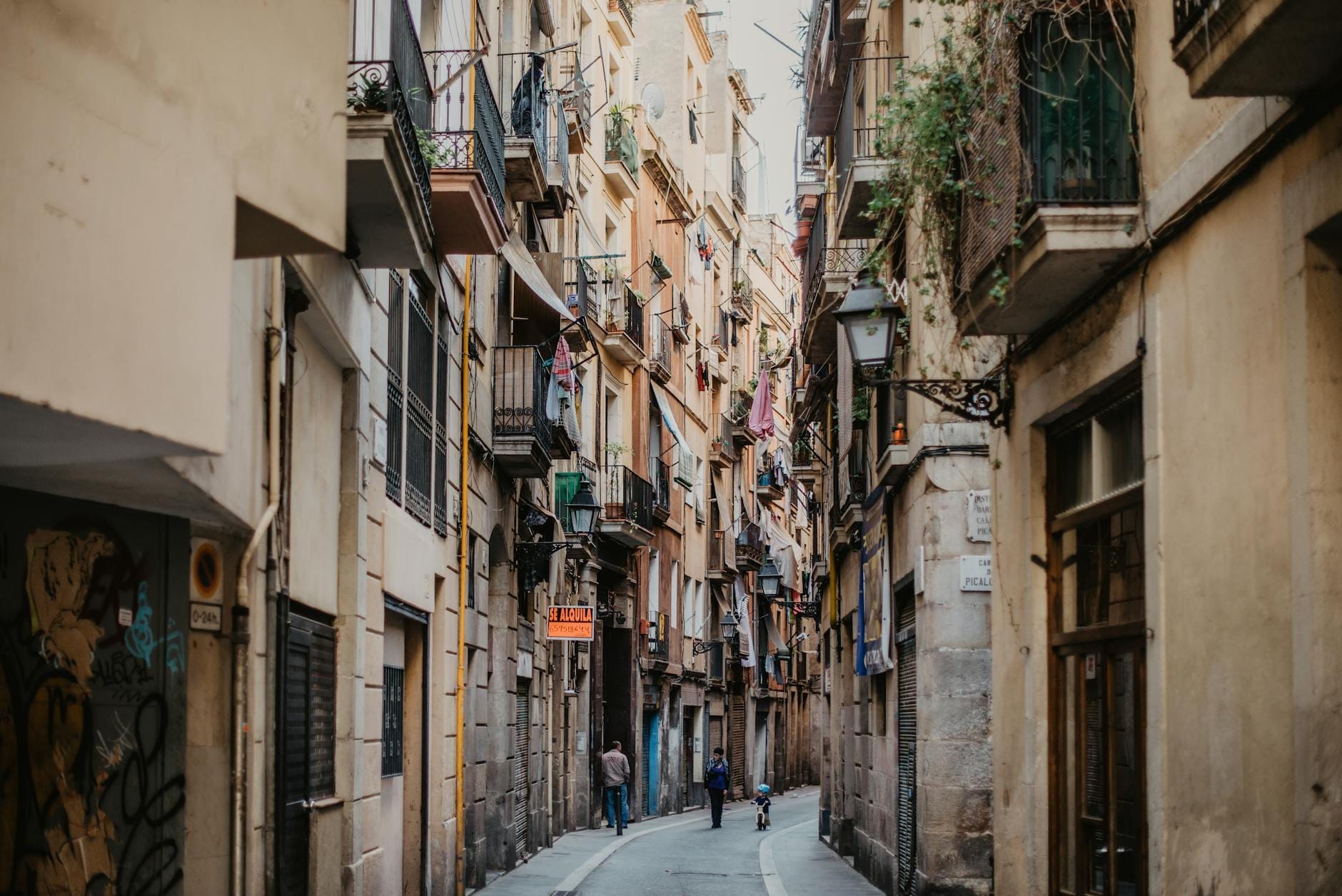 Enge, gewundene Straße im historischen Zentrum von Palermo, gesäumt von alten Gebäuden und Balkonen, die das mittelalterliche, arabisch beeinflusste Stadtbild der Stadt widerspiegelt.