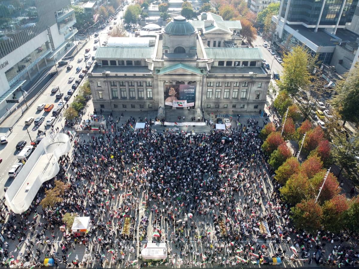 Eine große Menschenmenge vor der Vancouver Art Gallery, einem markanten neoklassizistischen Gebäude in der Innenstadt von Vancouver.