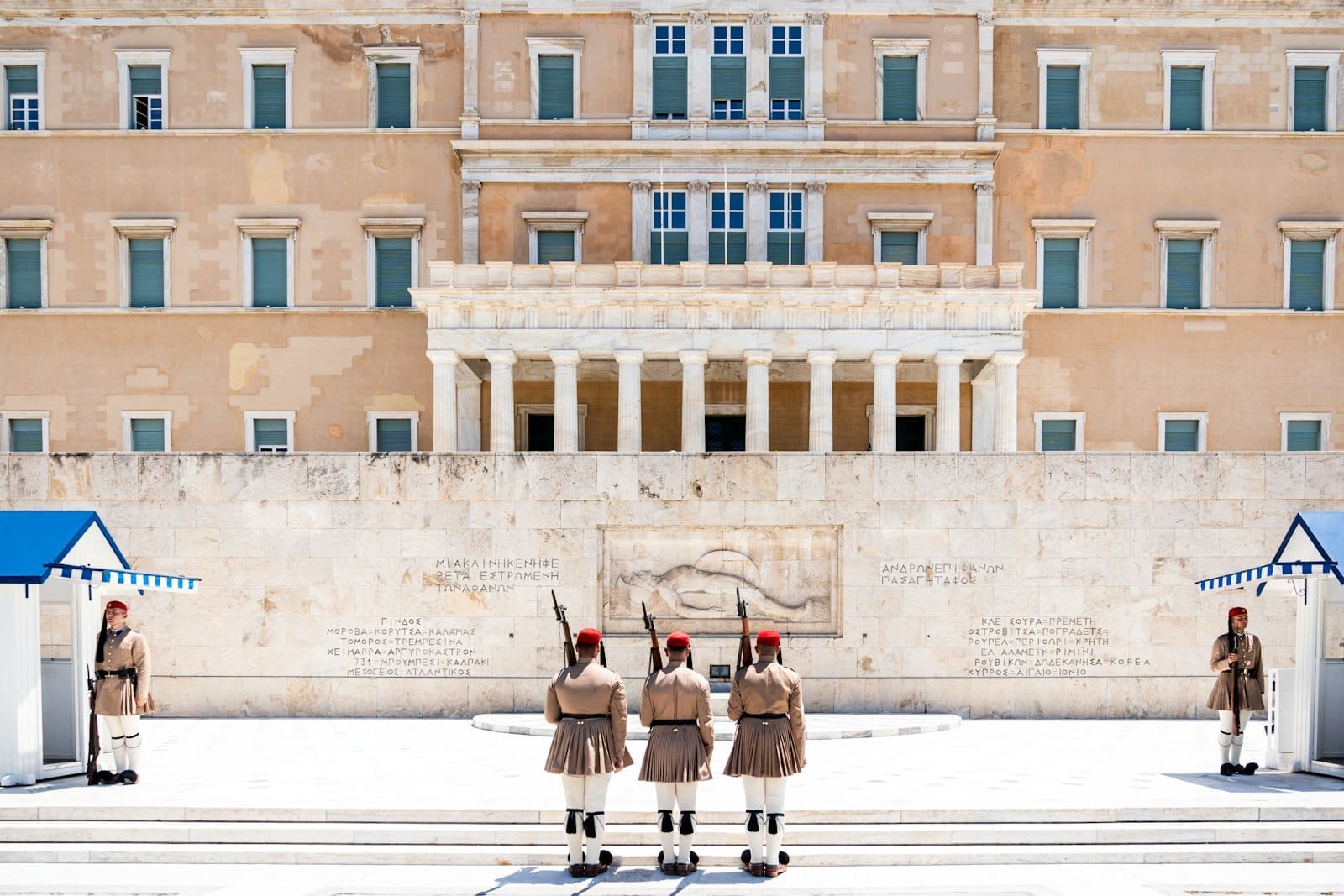 Guardie evzone in uniforme tradizionale durante il cambio della guardia presso la Tomba del Milite Ignoto davanti al Parlamento Ellenico in Piazza Syntagma.