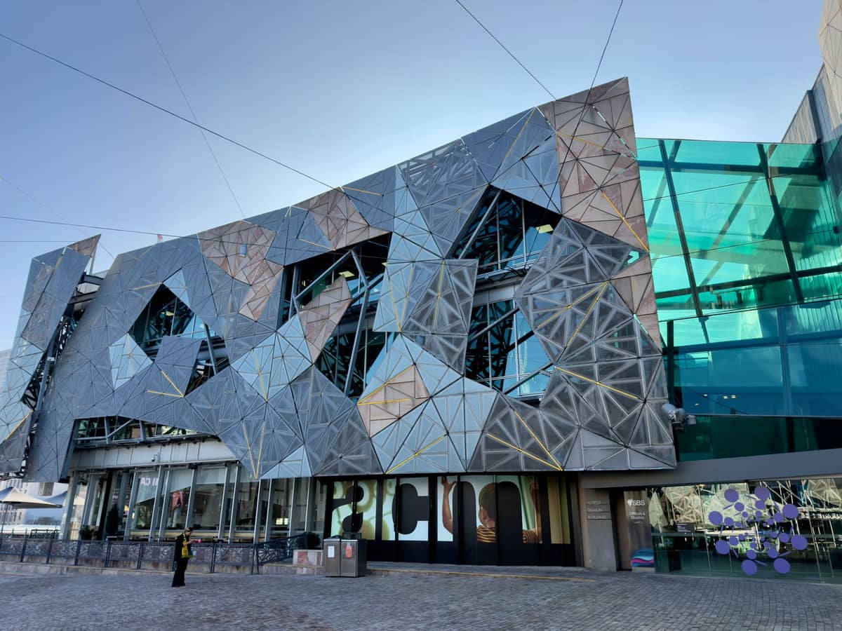 Vista panorámica en primer plano de la singular fachada angular de vidrio y metal del Centro Australiano de la Imagen en Movimiento (ACMI) en Federation Square, Melbourne.