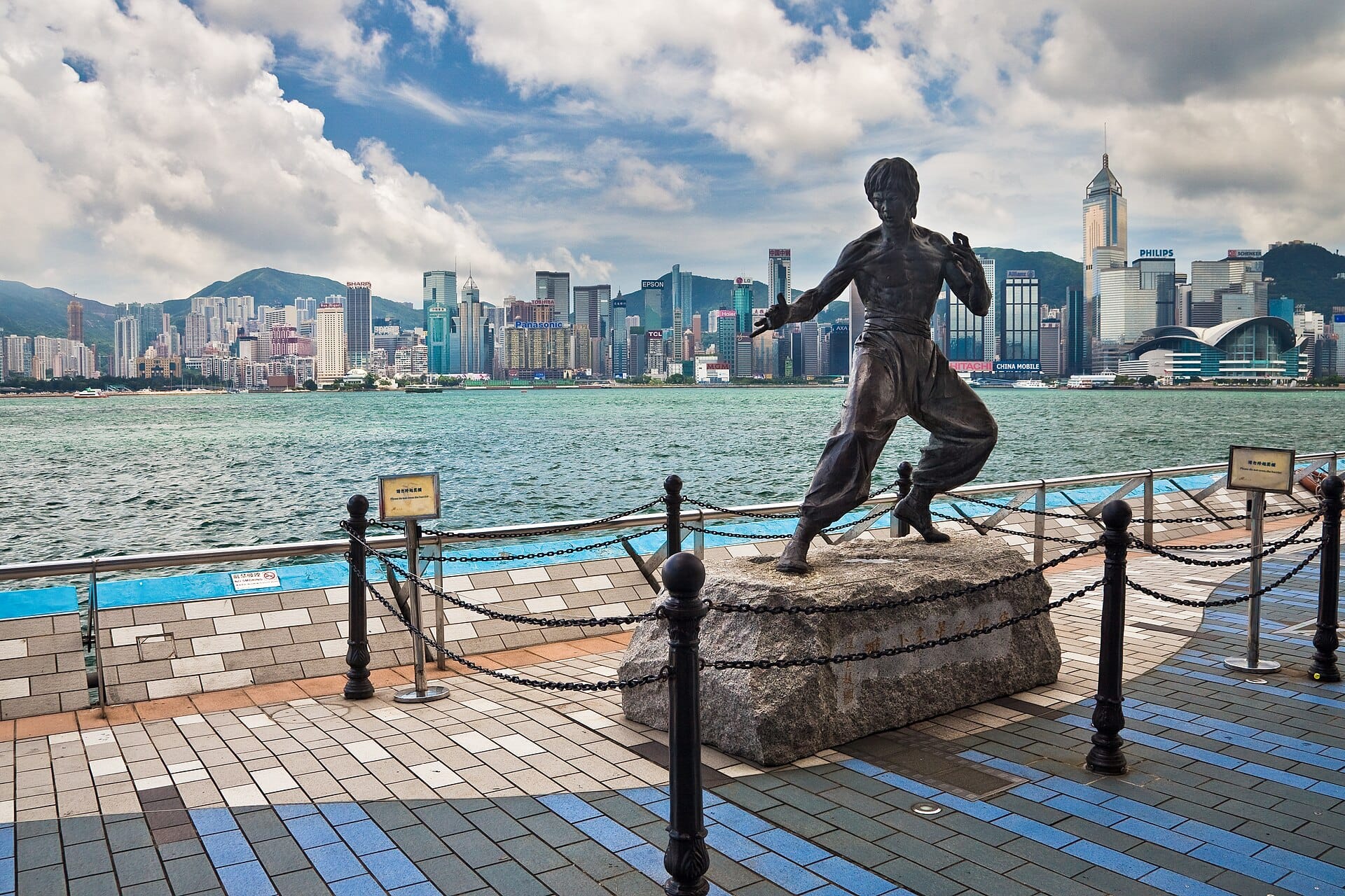Statua in bronzo di Bruce Lee sull'Avenue of Stars, la passeggiata sul lungomare di Tsim Sha Tsui a Hong Kong