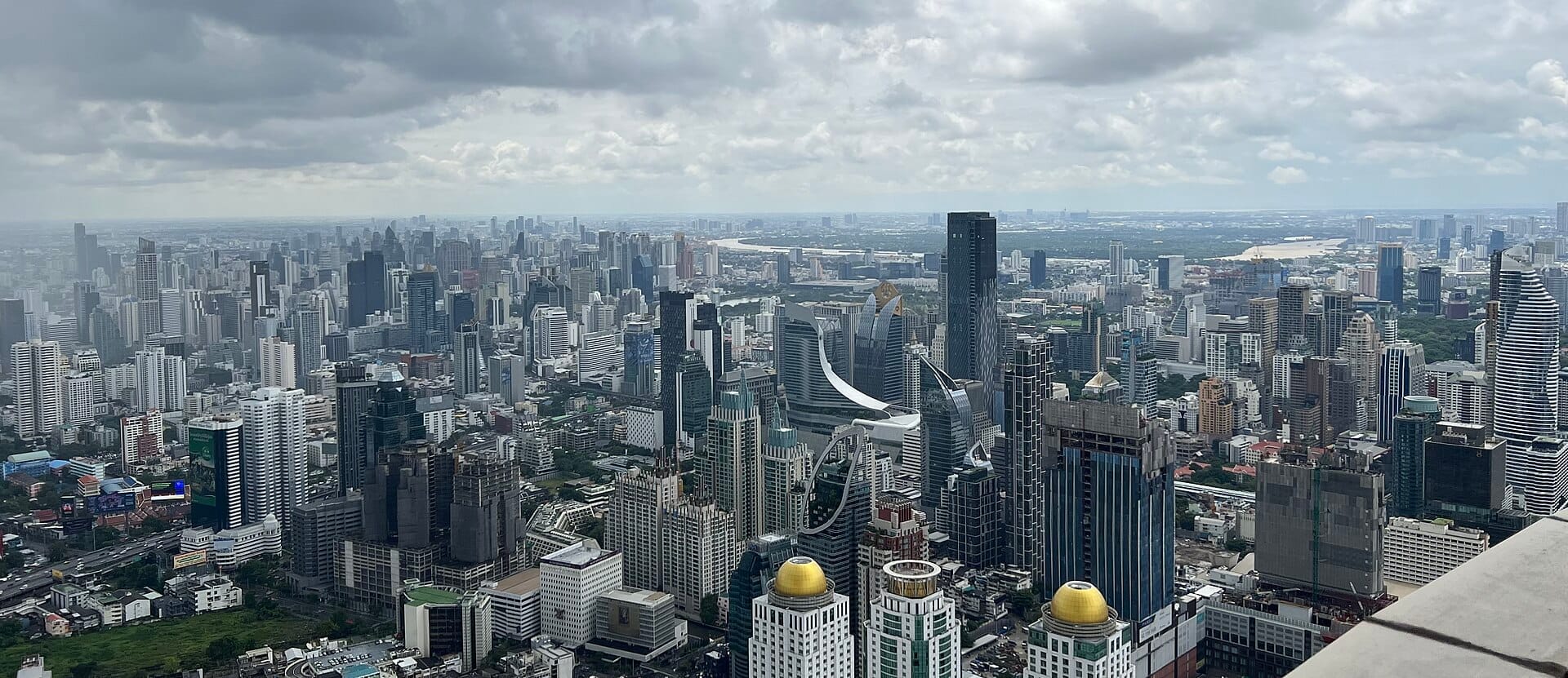 Vista panoramica di Bangkok dal Baiyoke Observation Deck con lo skyline denso e i moderni grattacieli