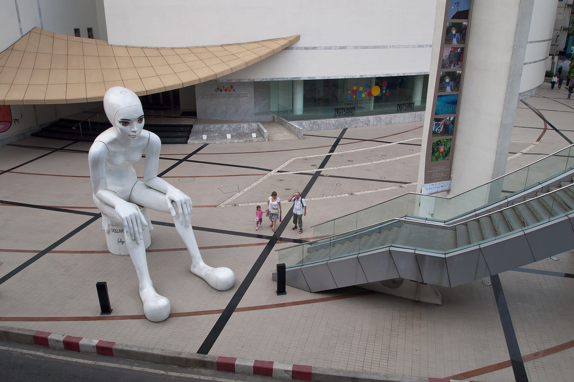 Esterno del Bangkok Art and Culture Centre con scultura contemporanea a Bangkok