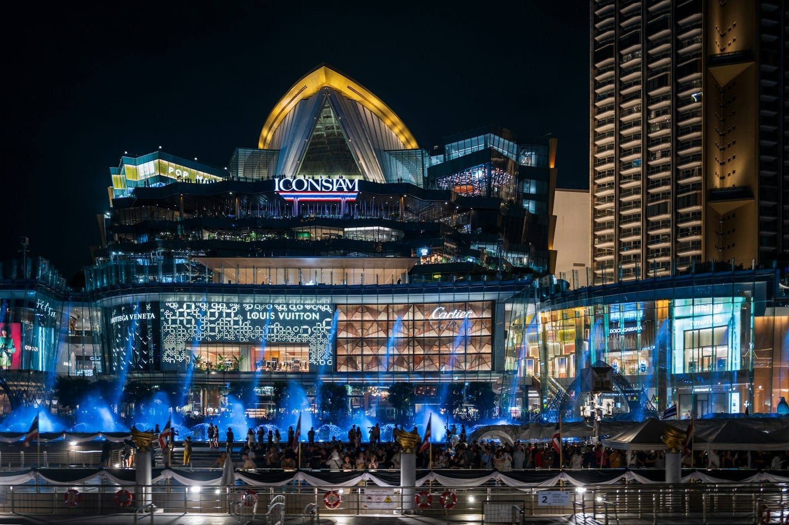Shopping ICONSIAM em Bangkok à noite às margens do rio Chao Phraya com fachada iluminada