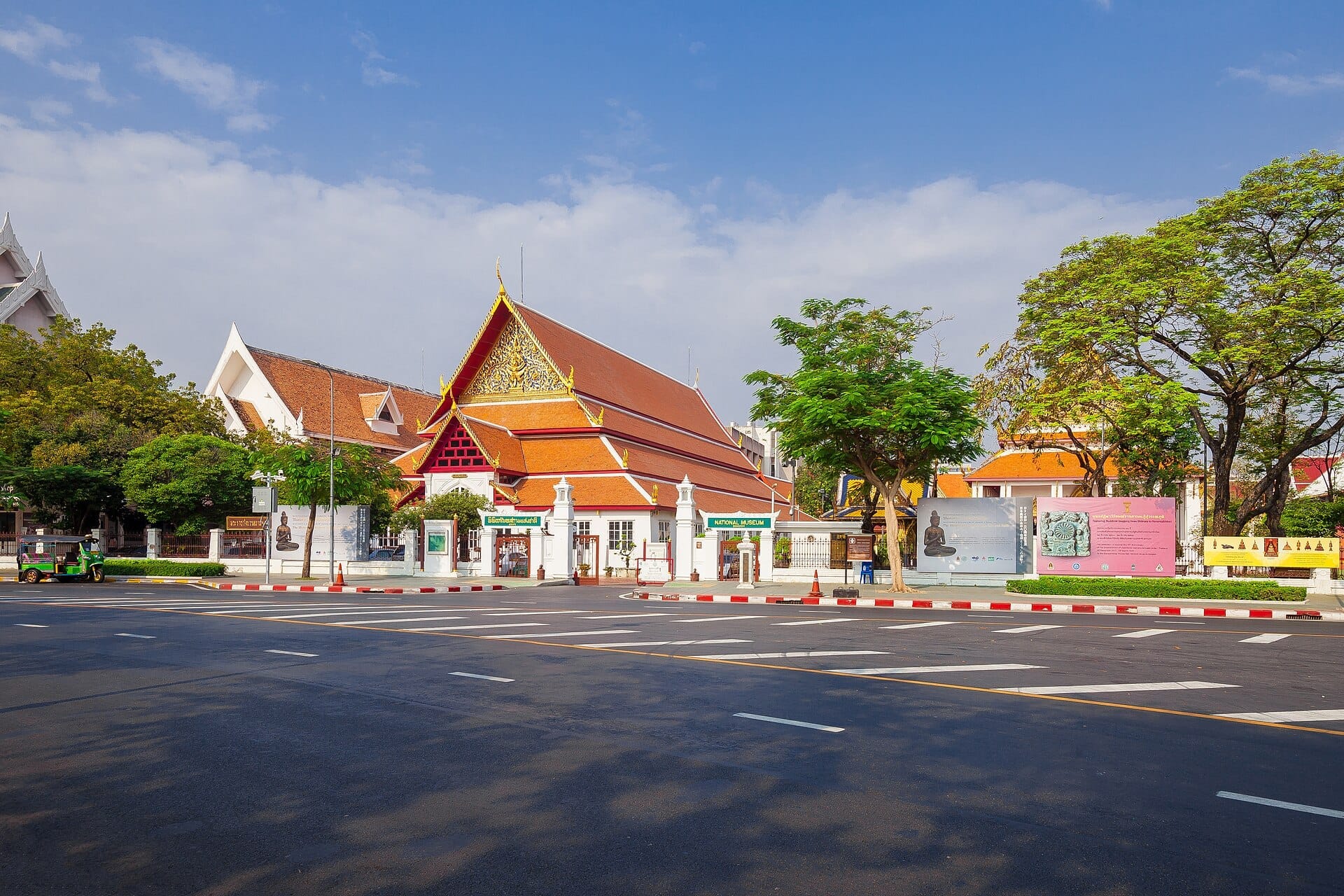 Edificio tradizionale thailandese del Museo Nazionale di Bangkok con tetto rosso e cortile interno