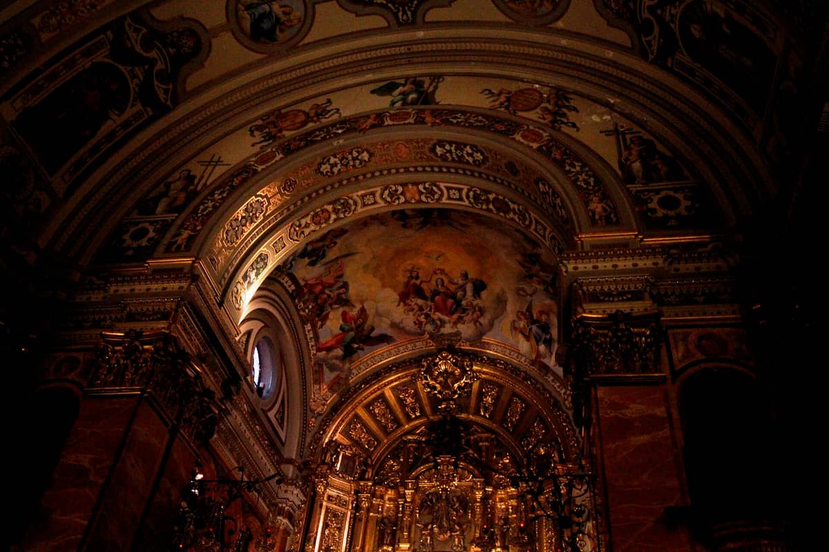 แท่นบูชาทองอร่ามและเพดานโค้งแต้มภาพเขียนใน Basílica de la Macarena เมืองเซบียา จัดแต่งแบบบาโรก เต็มไปด้วยลวดลายศาสนา