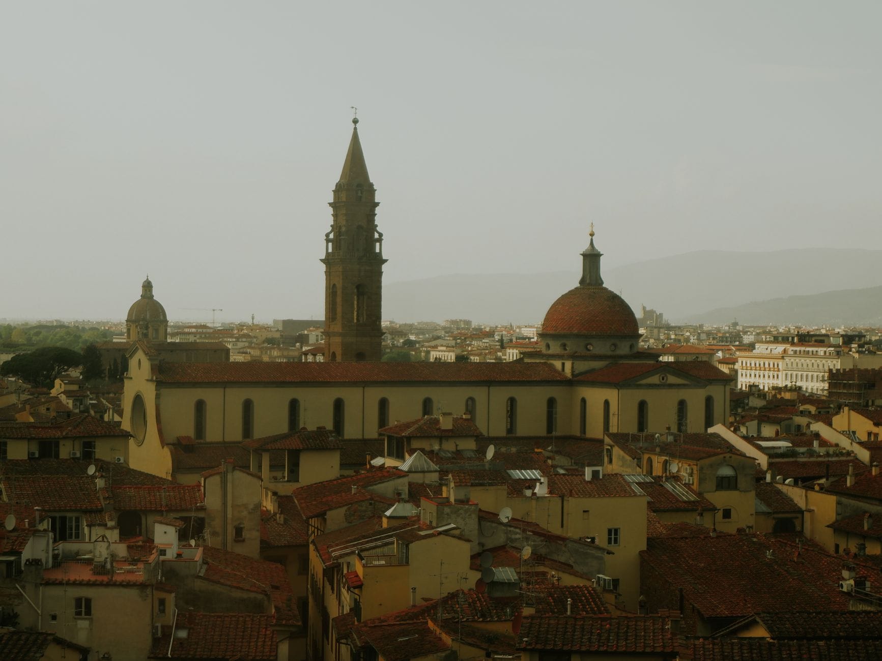 ภาพพาโนรามาของ Basilica di Santo Spirito กับโดมและหอระฆังอันโดดเด่นอยู่เหนือหลังคากระเบื้องสีแดงในเมืองฟลอเรนซ์ อิตาลี