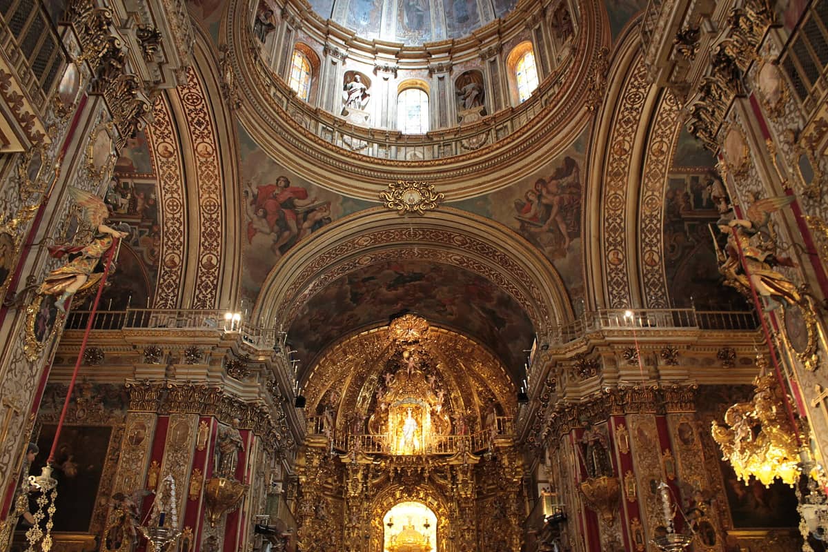 ภายในโบสถ์บาโรกทองคำ Basílica de San Juan de Dios ที่กรานาดา อัลตาร์ทอง เสาตกแต่งวิจิตร โดมเพ้นท์ลาย และรายละเอียดสีทองตระการตา