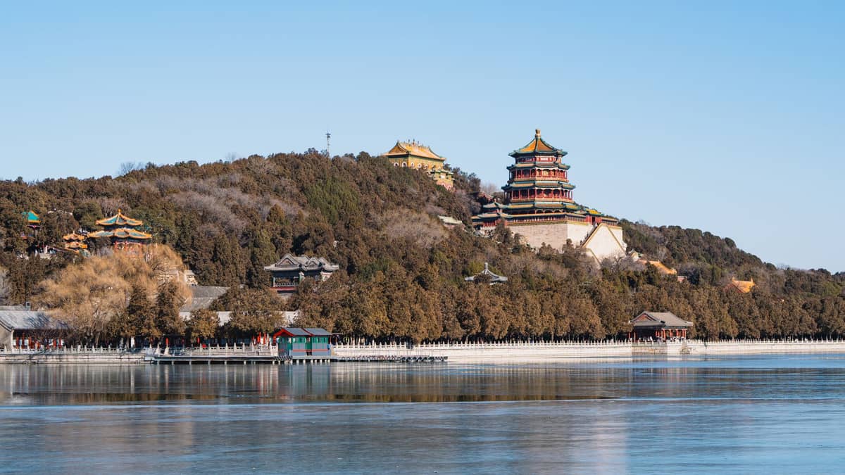 Vue panoramique du Palais d'Été avec la Colline de la Longévité et la Tour de l'Encens Bouddhiste au bord du lac Kunming sous un ciel dégagé.