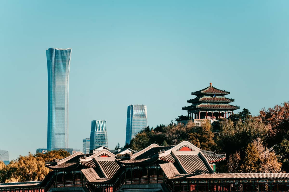Skyline Pekings mit modernen Wolkenkratzern und traditioneller Architektur – ein Sinnbild für Luxus und erstklassige Erlebnisse in der Stadt.