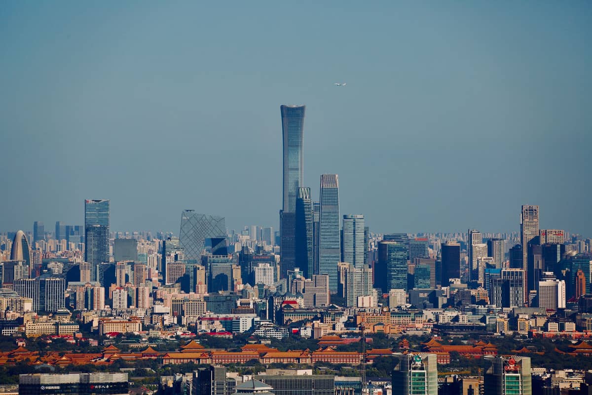 Vista panorámica lejana del horizonte de Beijing en un día despejado con rascacielos y paisaje urbano bajo un cielo azul.
