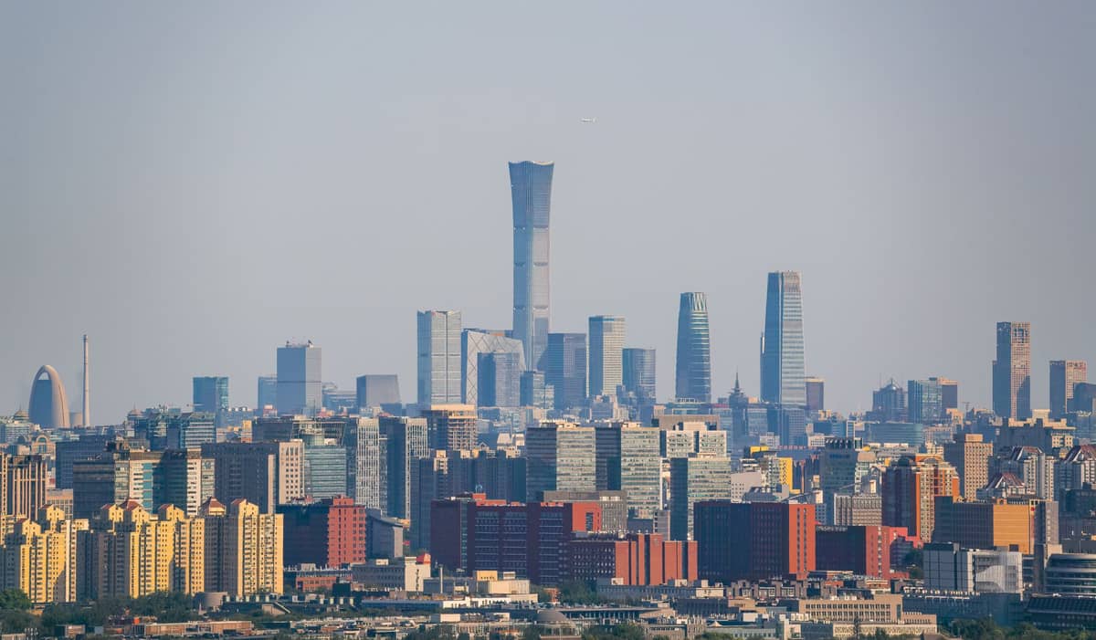Weite Landschaft der Skyline des Beijing CBD mit dem markanten CITIC Tower und umliegenden modernen Wolkenkratzern unter einem klaren Himmel.