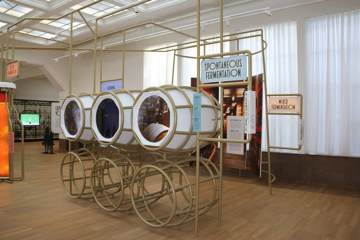 Exposição com instalações em forma de barril explicando os processos de fermentação no Belgian Beer World, dentro do histórico edifício da Bolsa de Bruxelas.