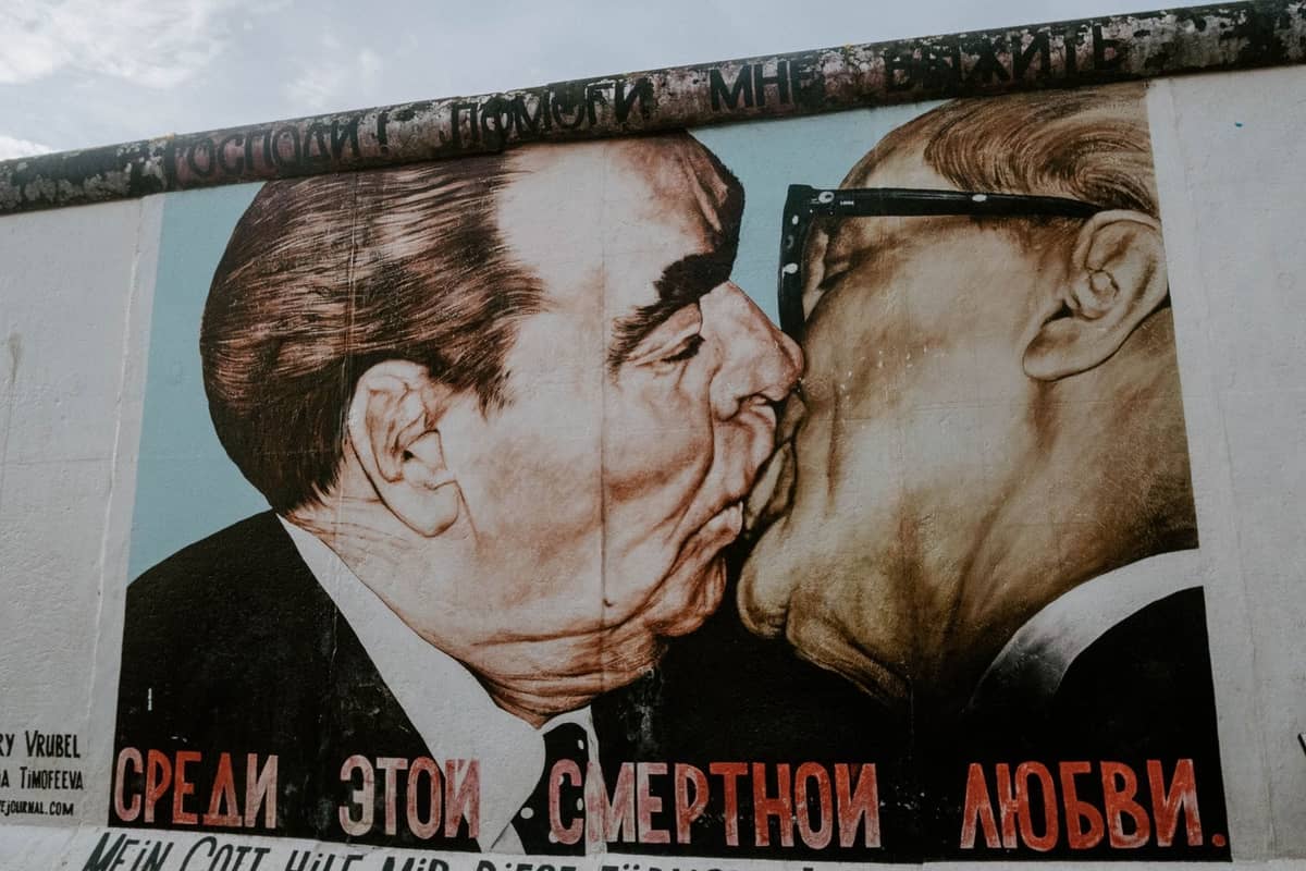 Berühmtes Wandgemälde zweier sich küssender Männer, bekannt als 'Mein Gott, hilf mir, diese tödliche Liebe zu überleben', an der Berliner Mauer in der East Side Gallery.