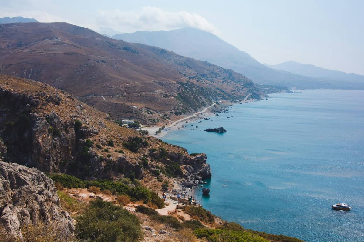 Turkuaz sular ve birkaç dağınık yapıyla çevrili el değmemiş bir kıyı şeridine bakan dik kayalık uçurumlar, güney Girit'in vahşi güzelliğini gözler önüne seriyor.