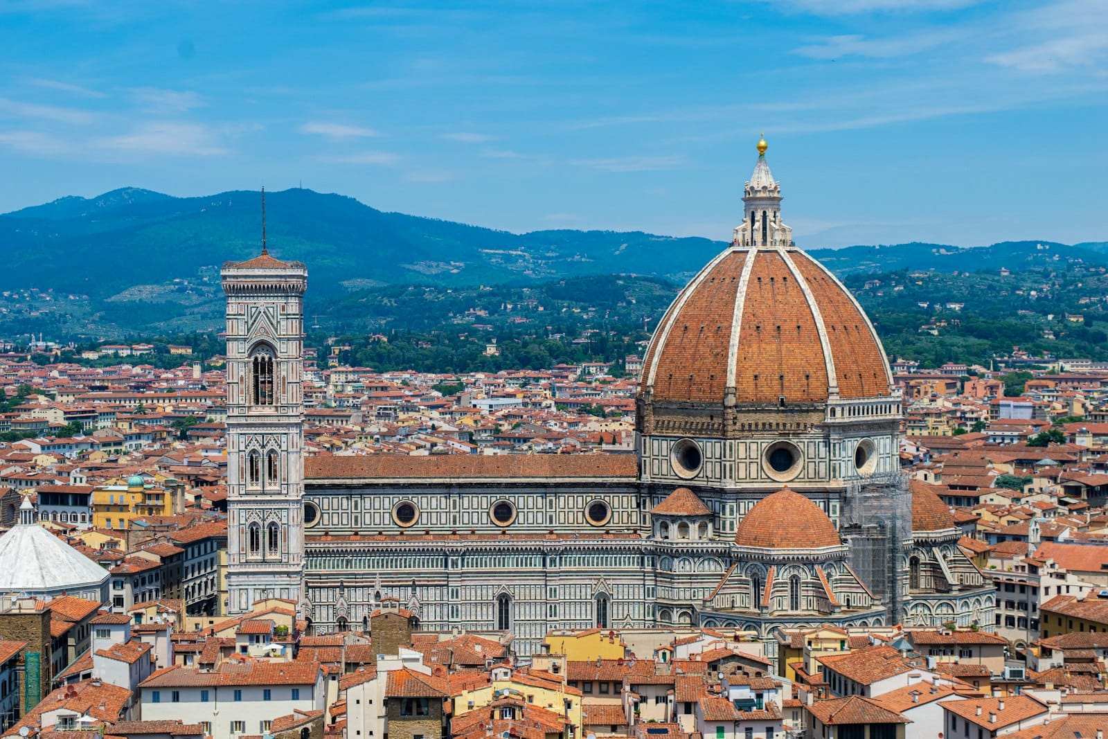 วิวพาโนรามาของมหาวิหารฟลอเรนซ์ (Il Duomo di Firenze) กับโดมสีแดงและหอระฆังที่โดดเด่น เห็นหลังคาเมืองเก่าโอบล้อมรอบ