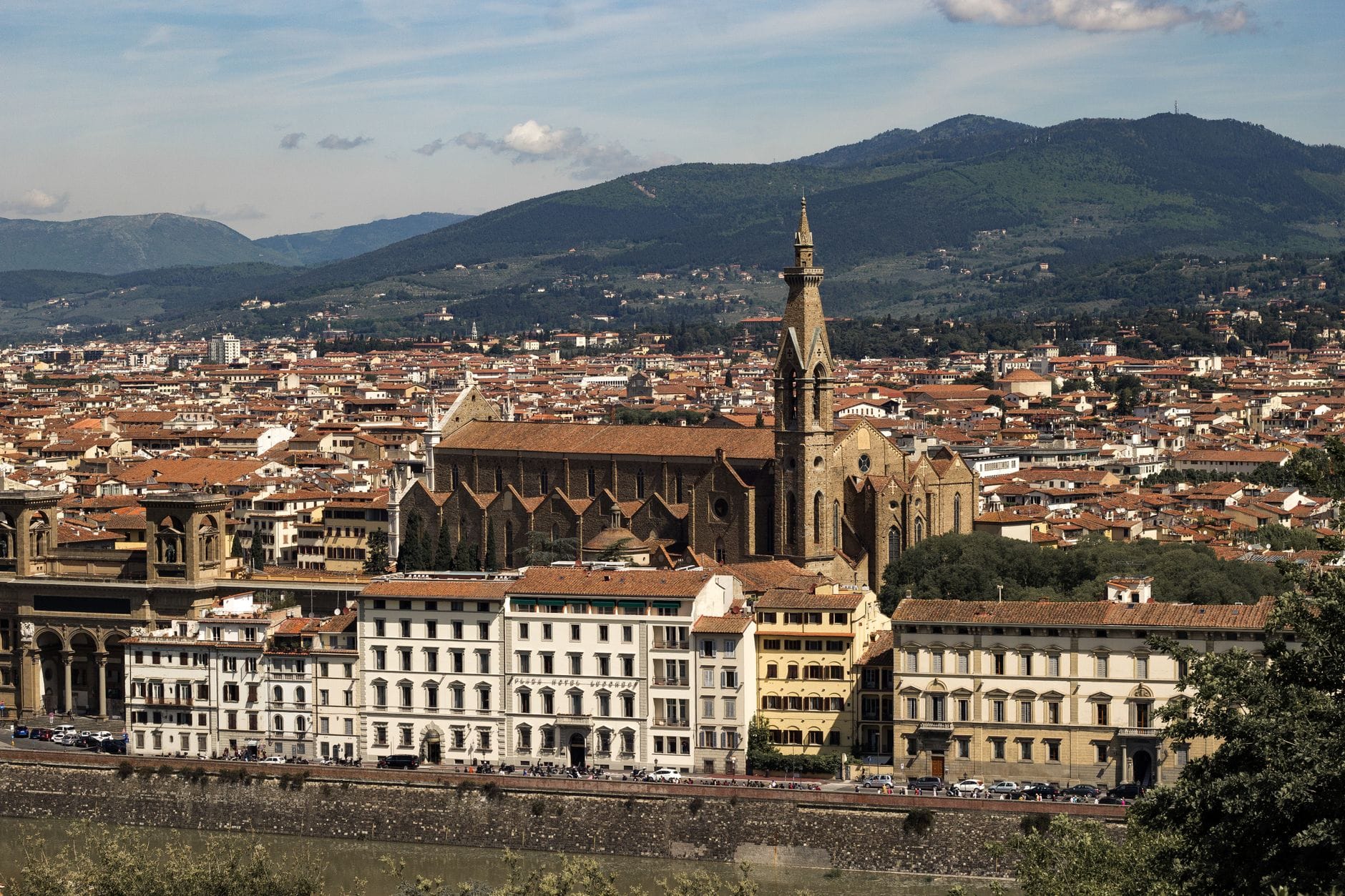 วิวพาโนรามาของย่าน Oltrarno ในเมือง Florence พร้อมโบสถ์ Santa Maria del Carmine และ Brancacci Chapel ที่มองเห็นได้ข้ามแม่น้ำ Arno
