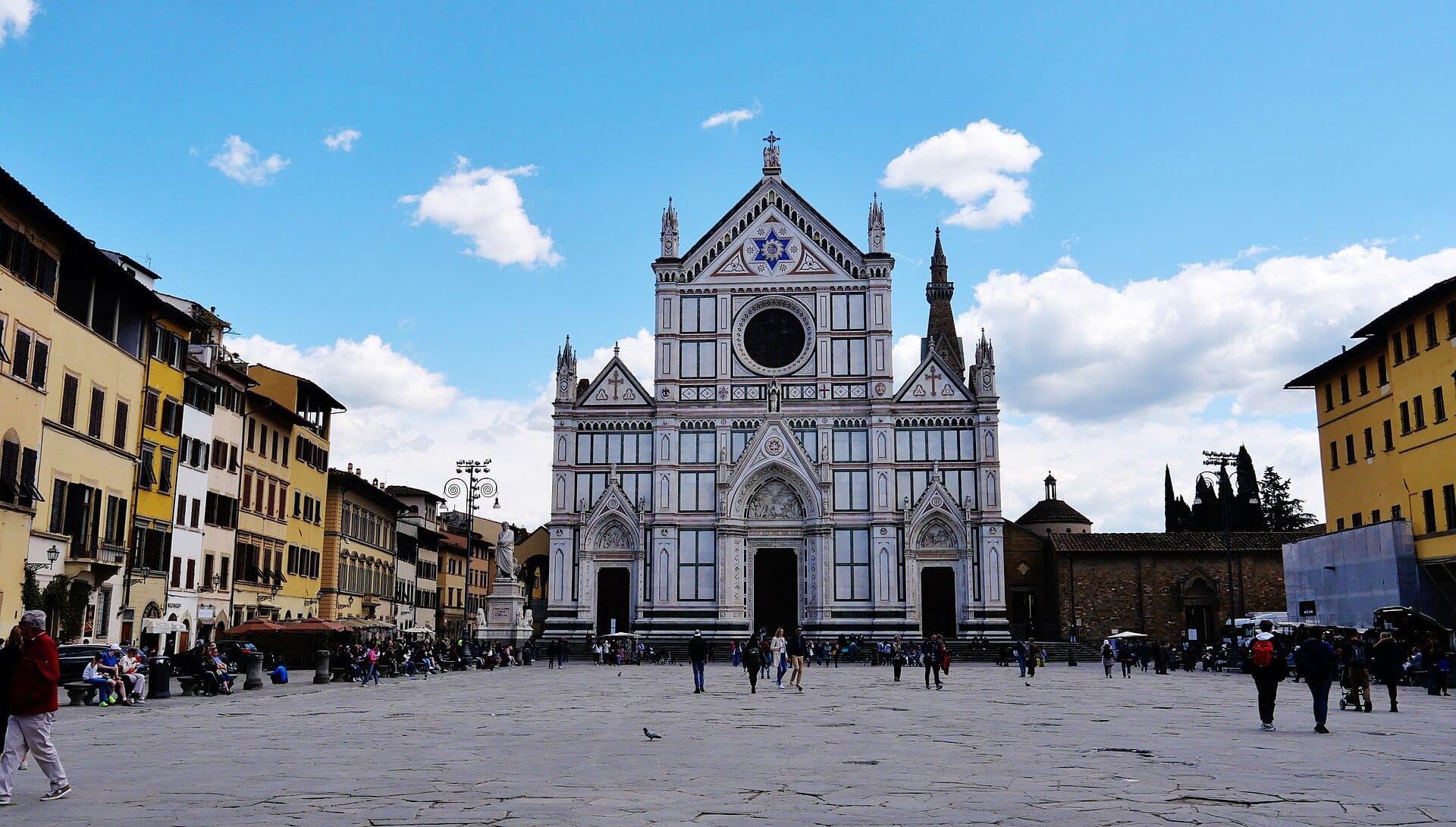 วิวภูมิทัศน์กว้างของ Basilica di Santa Croce ในเมืองฟลอเรนซ์ พร้อมด้วยด้านหน้าอาคารที่ประดับประดาอย่างวิจิตรและ Piazza กว้างใหญ่ด้านหน้า