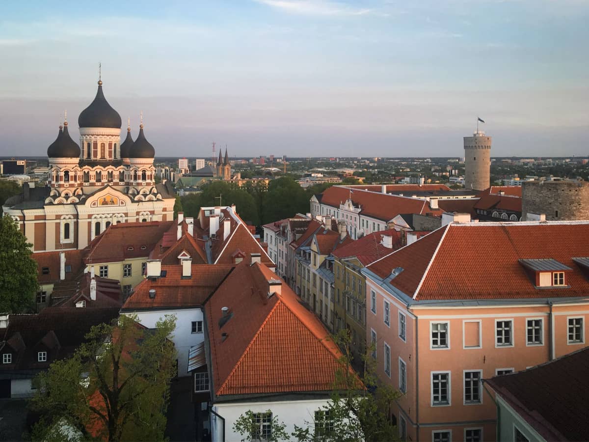 Vista aérea de la colina de Toompea en Tallinn, con la Catedral de Alexander Nevsky y la torre medieval del Castillo de Toompea entre edificios de tejados rojos.