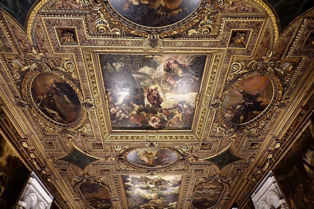 Verzierte, vergoldete Decke mit großen erzählenden Gemälden und dekorativen Bordüren in der Scuola Grande di San Rocco in Venedig, ein Meisterwerk von Tintoretto.