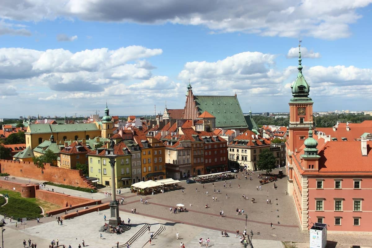 Widok z lotu ptaka na Rynek Starego Miasta w Warszawie z Archikatedrą św. Jana, Zamkiem Królewskim, Kolumną Zygmunta i skupiskami kolorowych zabytkowych kamienic.