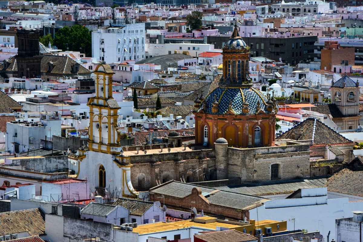 มุมมองทางอากาศของเมืองเซบียาที่เห็นโดมและด้านหน้าสไตล์บาโรกของ Iglesia de San Luis de los Franceses ล้อมรอบด้วยอาคารในเมือง