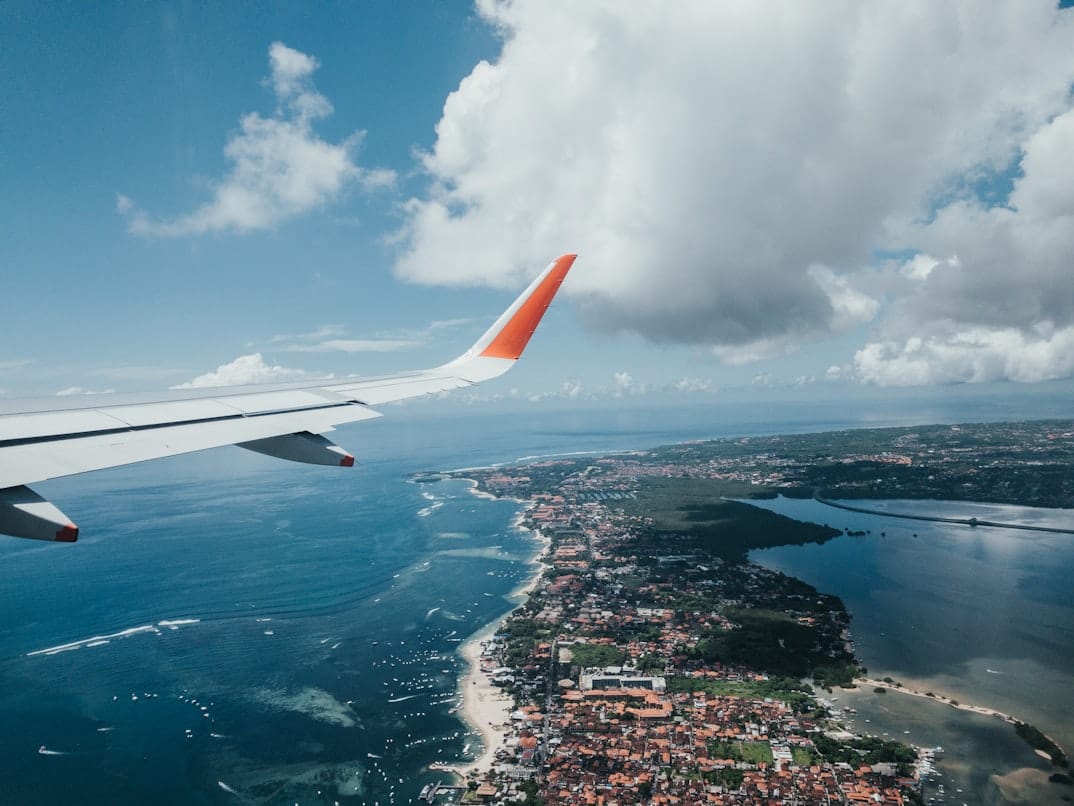 Vue aérienne de la côte de Bali depuis le hublot à l'arrivée sur l'île