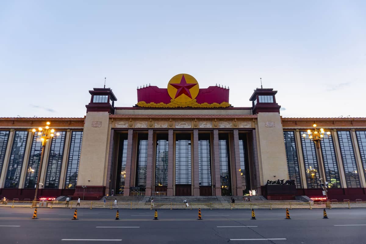 Vordere Außenansicht des Nationalmuseums Chinas in Peking, mit großen Säulen und einem roten Stern als Dekoration über dem Eingang.