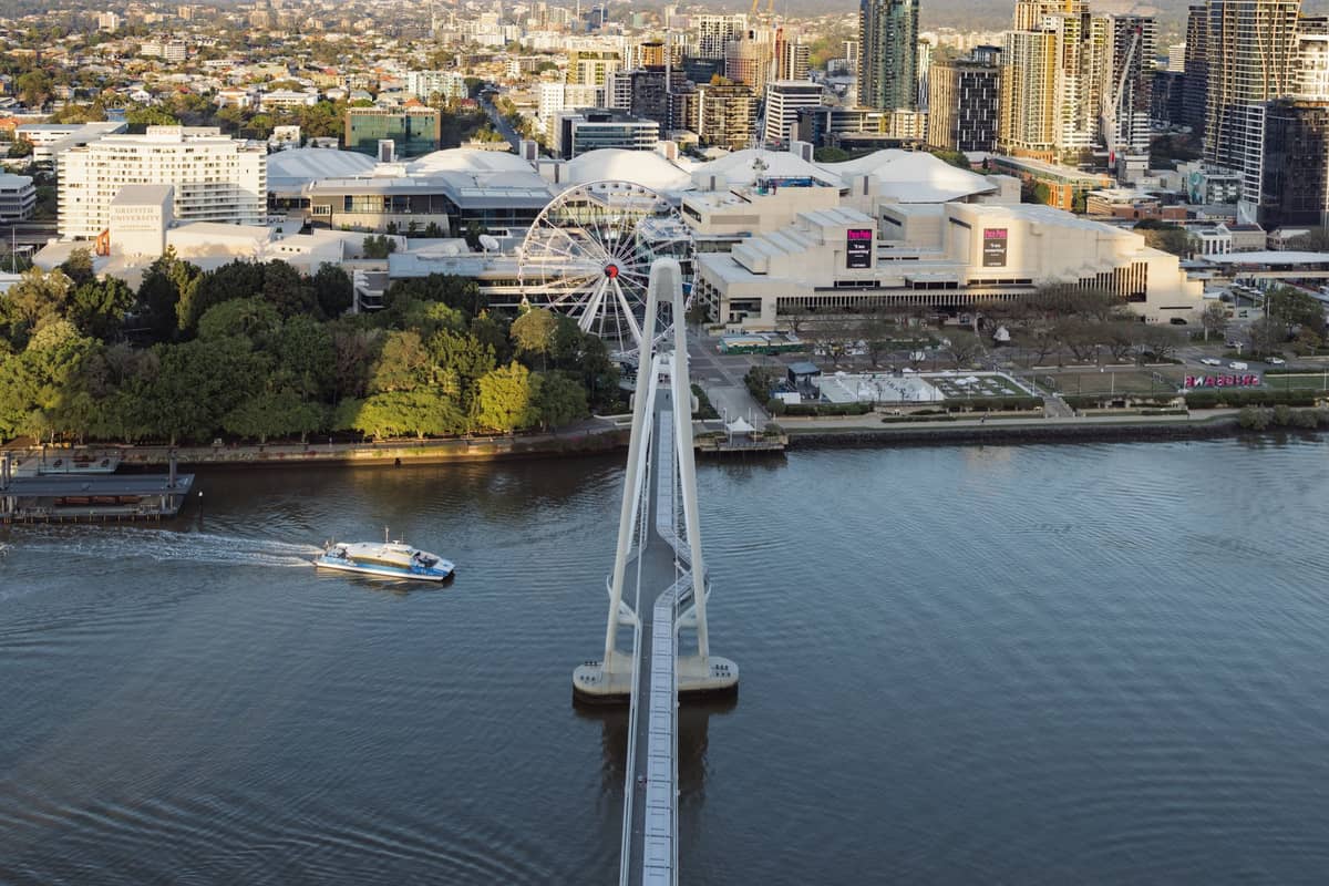 Aerial na tanawin ng South Bank ng Brisbane na nagpapakita ng mga gusali ng Queensland Museum at Science Centre sa kabilang ibayo ng ilog, kasama ang Wheel of Brisbane at tanawin ng lungsod.