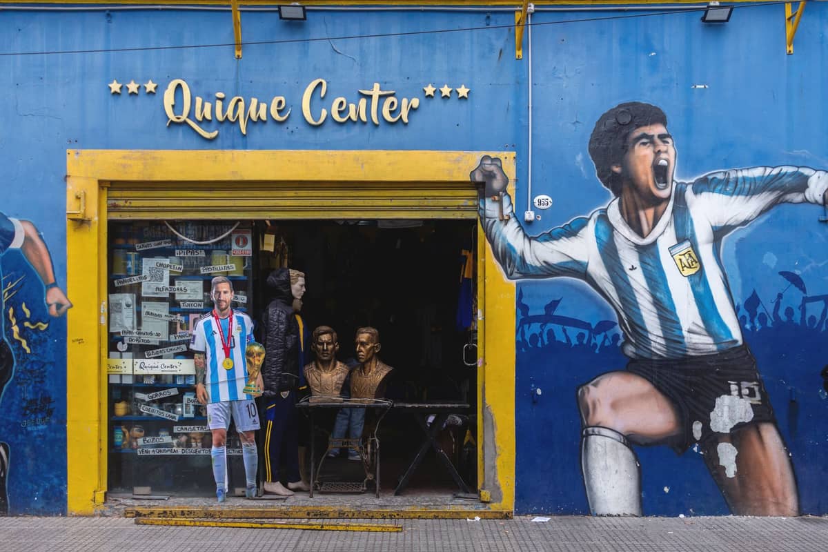 ทางเข้าร้านค้าหรือพิพิธภัณฑ์ที่มีธีมฟุตบอลใน Buenos Aires ตกแต่งด้วยภาพจิตรกรรมฝาผนังของนักฟุตบอลอาร์เจนตินาชื่อดังและประติมากรรมรูปปั้นครึ่งตัวภายใน