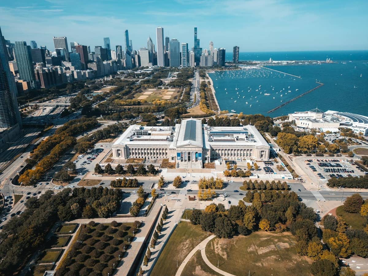 Vista aerea del Museum Campus a Chicago con il Field Museum, lo skyline della città e il lago Michigan sullo sfondo.