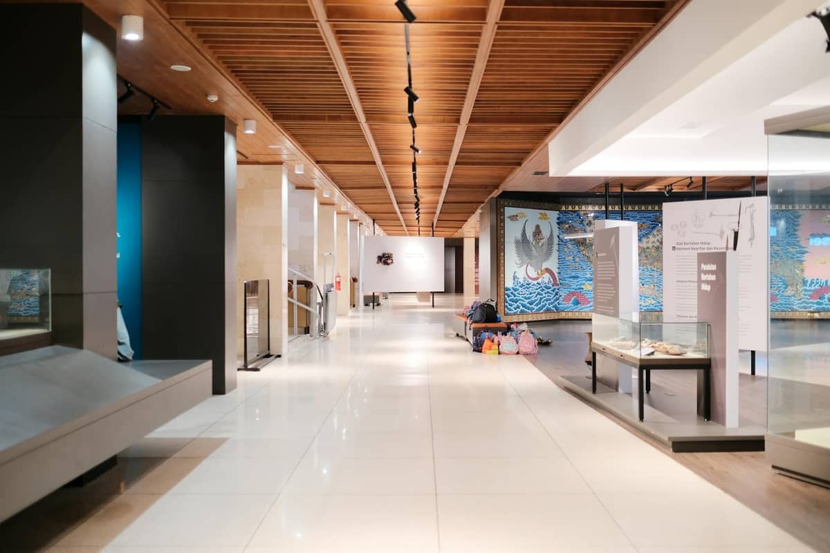 Girit'te açık koridorları, bilgi panelleri ve renkli eğitici sergileriyle modern müze içi, aileler ve çocuklar için uygundur.