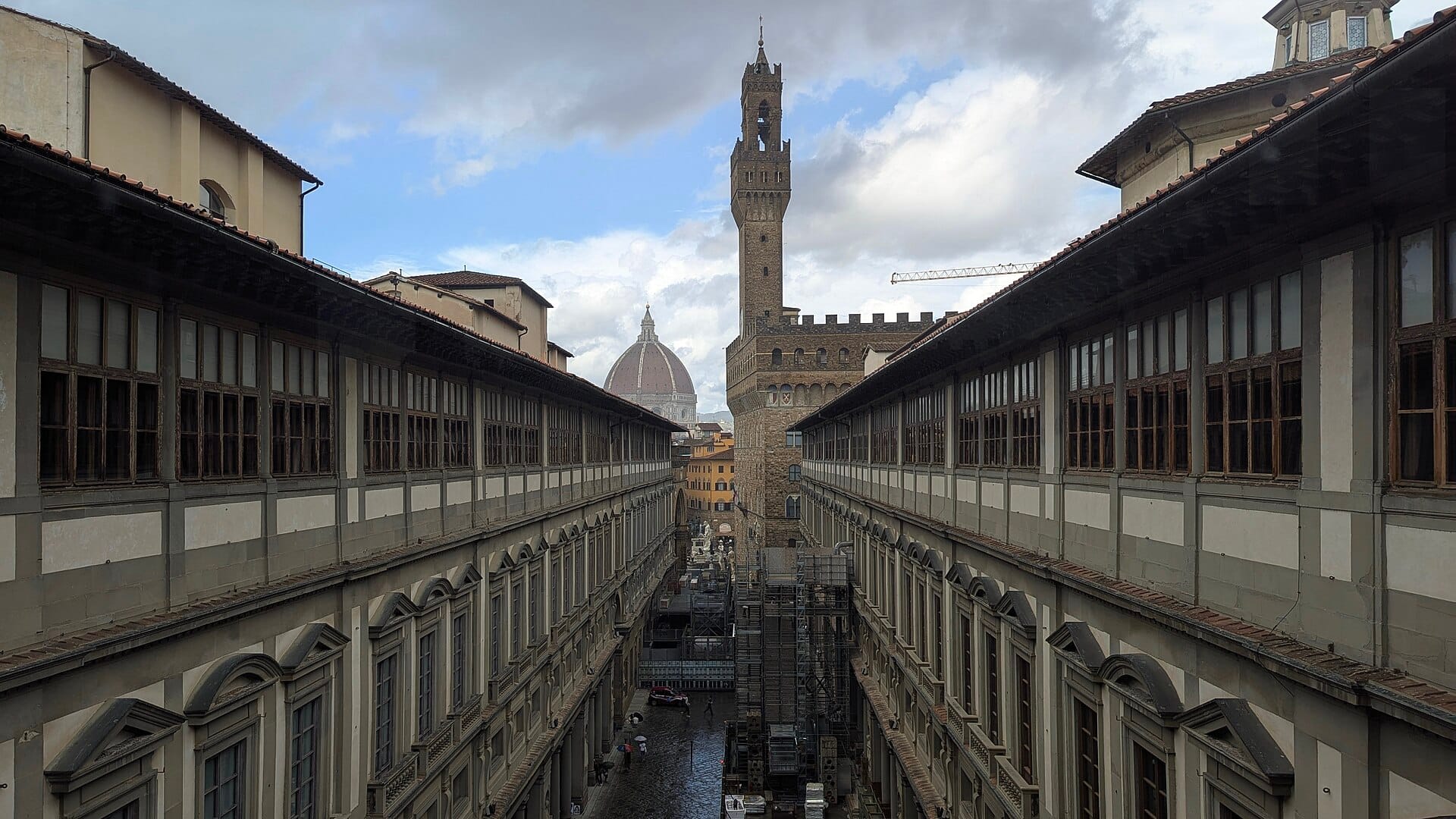 วิวตามลานของหอศิลป์อุฟฟิซีไปยัง Palazzo Vecchio และ Duomo แห่งฟลอเรนซ์ พร้อมสถาปัตยกรรมเรอเนสซองส์ที่สมมาตรทั้งสองด้าน