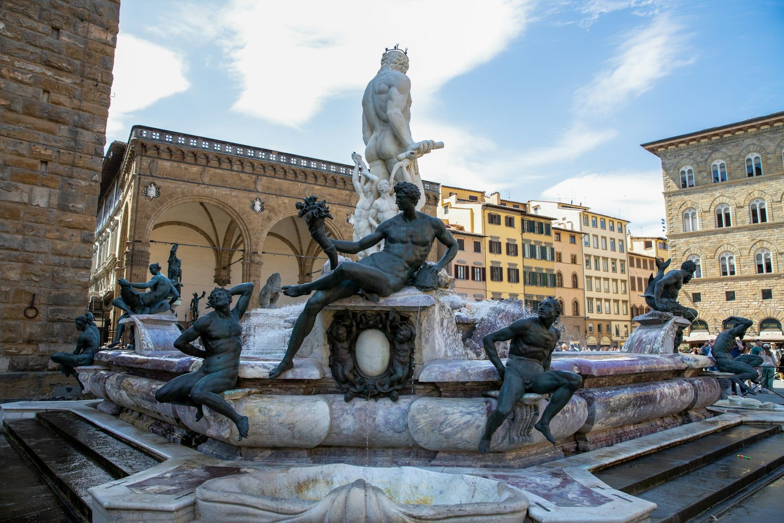 น้ำพุในจัตุรัส Piazza della Signoria เมืองฟลอเรนซ์ พร้อมประติมากรรมคลาสสิกและอาคารสไตล์เรเนสซองส์เป็นฉากหลัง